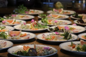 Sashimis et tartare de poissons : noix de St Jacques daurade royale et saumon, fleur de sel jus de citron et huile d'olive
