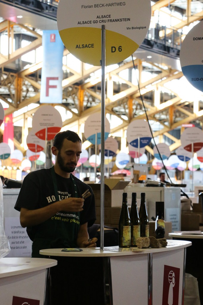 Florian prépare les bouteilles au salon des Vignerons Indépendants de Lyon